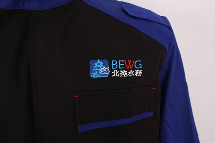 左胸LOGO刺繡平貼兜帶兜蓋有配色，易撕拉部位都采用打結(jié)加固